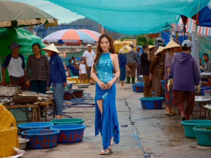 Hương Tràm biến chợ cá Cửa Lò thành sàn diễn, mang tinh thần bóng đá Sông Lam Nghệ An vào MV gái NGHỆ Hương Tràm biến chợ cá Cửa Lò thành sàn diễn, mang tinh thần bóng đá Sông Lam Nghệ An vào MV gái NGHỆ