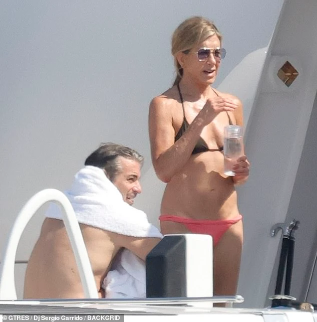 Jennifer Aniston nghỉ dưỡng cùng bạn trai trên du thuyền
