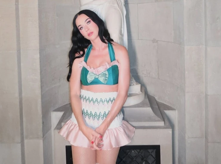 Katy Perry và cựu Thủ tướng Canada tình tứ trên đường phố Đức Katy Perry và cựu Thủ tướng Canada tình tứ trên đường phố Đức