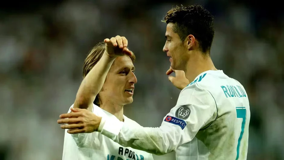 Khoảnh khắc Ronaldo ôm Luka Modric gây sốt Khoảnh khắc Ronaldo ôm Luka Modric gây sốt