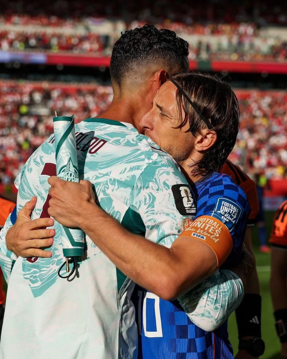 Khoảnh khắc Ronaldo ôm Luka Modric gây sốt Khoảnh khắc Ronaldo ôm Luka Modric gây sốt
