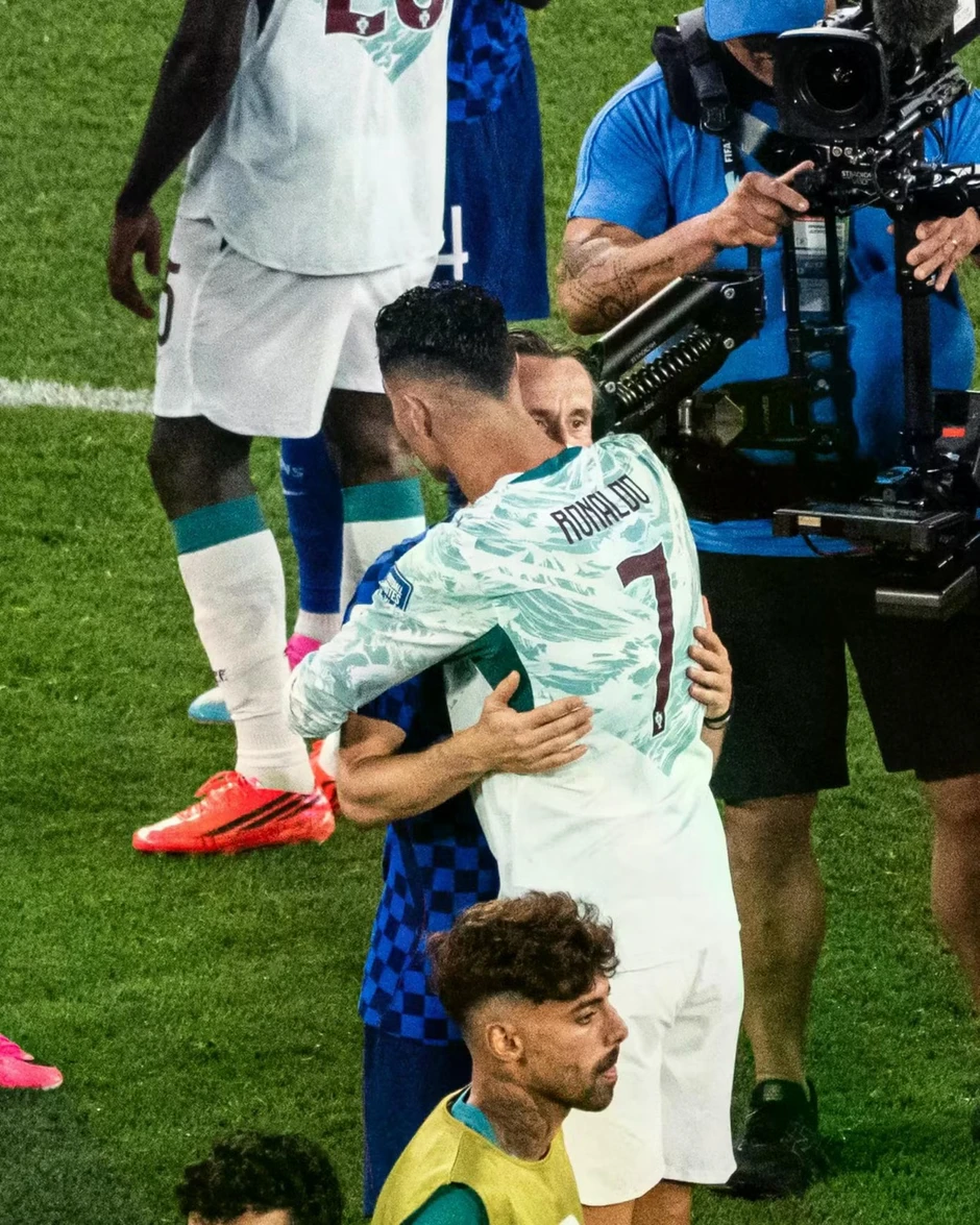Khoảnh khắc Ronaldo ôm Luka Modric gây sốt Khoảnh khắc Ronaldo ôm Luka Modric gây sốt