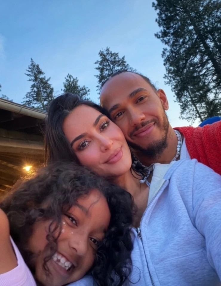 Kim Kardashian đi du lịch cùng tình trẻ và bốn con Kim Kardashian đi du lịch cùng tình trẻ và bốn con