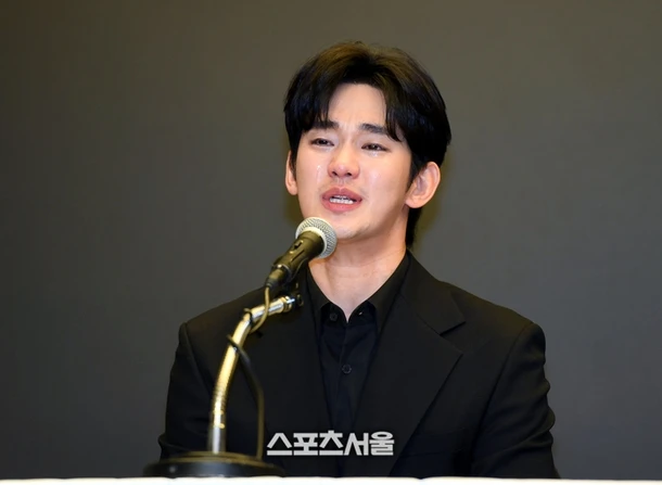 Kim Soo Hyun nở nụ cười trong lần đầu xuất hiện sau hơn một năm