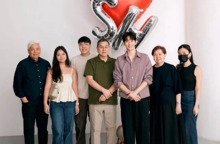 Kim Soo Hyun nở nụ cười trong lần đầu xuất hiện sau hơn một năm