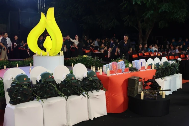 MC Hạnh Phúc, Khánh Vy nghẹn ngào khi dẫn cầu truyền hình Sao sáng dẫn đường MC Hạnh Phúc, Khánh Vy nghẹn ngào khi dẫn cầu truyền hình Sao sáng dẫn đường