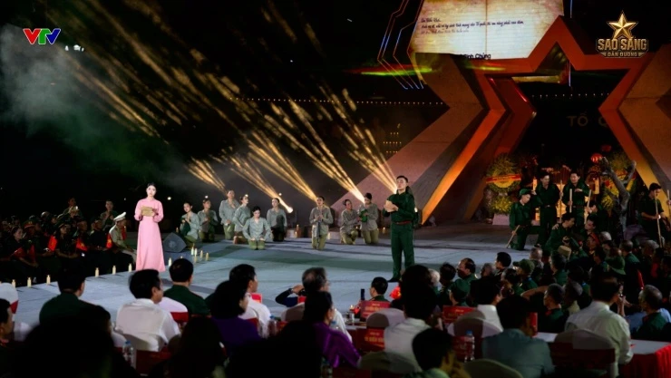 MC Hạnh Phúc, Khánh Vy nghẹn ngào khi dẫn cầu truyền hình Sao sáng dẫn đường MC Hạnh Phúc, Khánh Vy nghẹn ngào khi dẫn cầu truyền hình Sao sáng dẫn đường