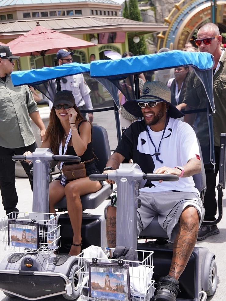 Neymar nghỉ dưỡng cùng bạn gái sau thất bại World Cup Neymar nghỉ dưỡng cùng bạn gái sau thất bại World Cup