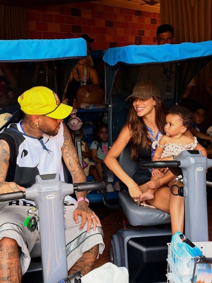 Neymar nghỉ dưỡng cùng bạn gái sau thất bại World Cup Neymar nghỉ dưỡng cùng bạn gái sau thất bại World Cup