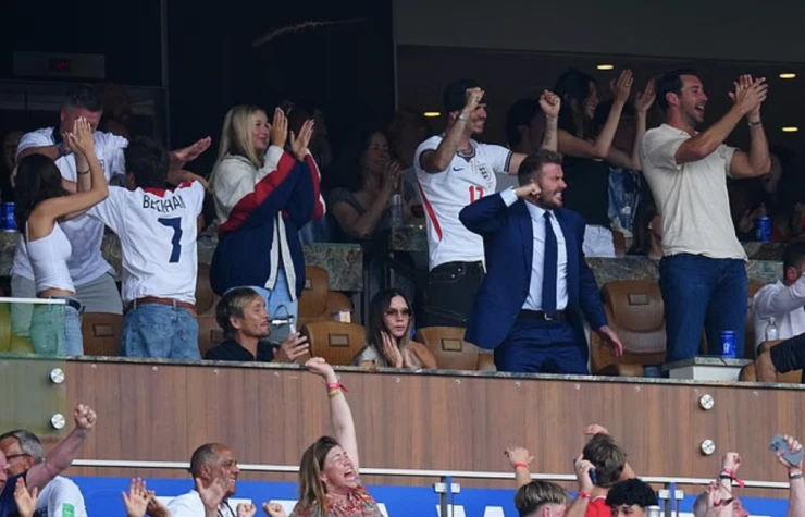 Nhà Beckham ăn mừng khi tuyển Anh vào bán kết World Cup