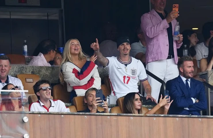 Nhà Beckham ăn mừng khi tuyển Anh vào bán kết World Cup