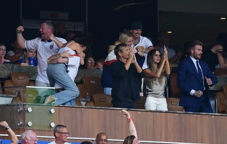 Nhà Beckham ăn mừng khi tuyển Anh vào bán kết World Cup