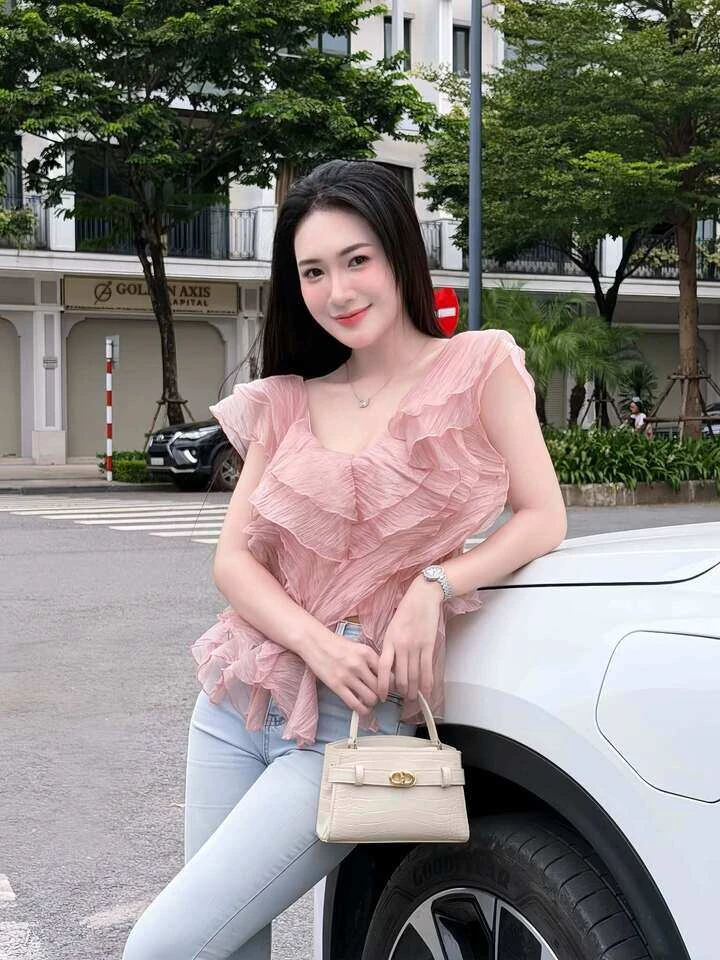 Nữ phó giám đốc mưu mô trong phim Lửa trắng, ngoài đời khác xa trên màn ảnh Nữ phó giám đốc mưu mô trong phim Lửa trắng, ngoài đời khác xa trên màn ảnh