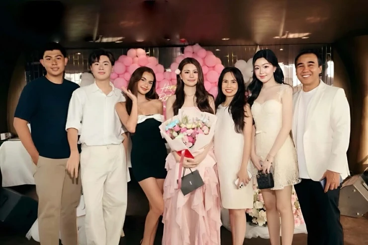 Quyền Linh làm tiệc trên du thuyền mừng sinh nhật con gái Quyền Linh làm tiệc trên du thuyền mừng sinh nhật con gái