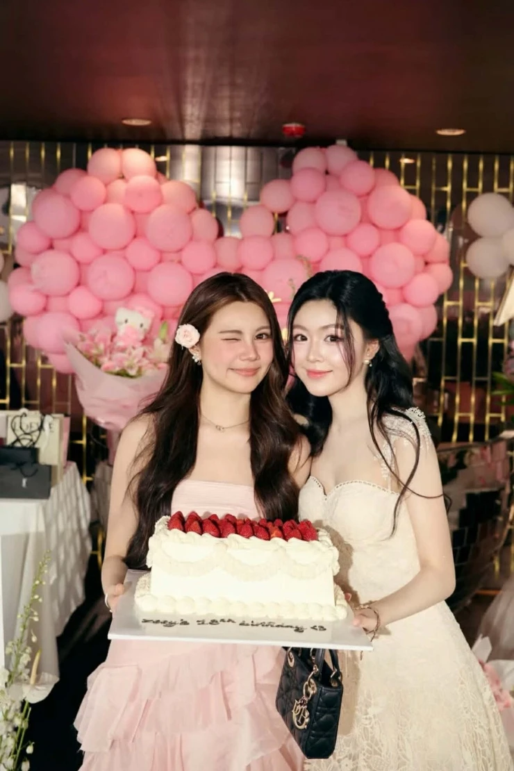 Quyền Linh làm tiệc trên du thuyền mừng sinh nhật con gái Quyền Linh làm tiệc trên du thuyền mừng sinh nhật con gái