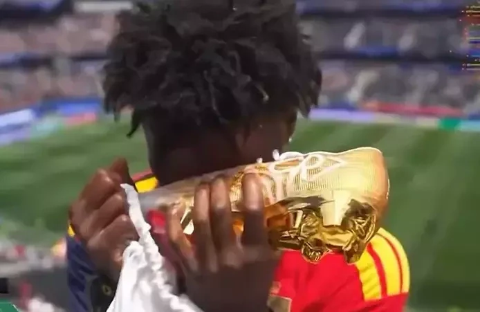 Ronaldo tặng ca sĩ nghiệp dư giày thi đấu