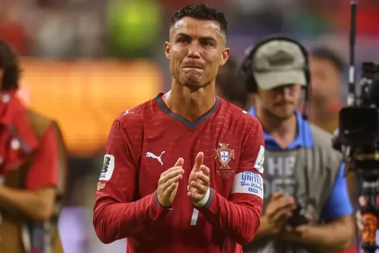 Ronaldo tặng ca sĩ nghiệp dư giày thi đấu