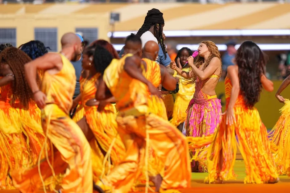Shakira áp sát kỷ lục