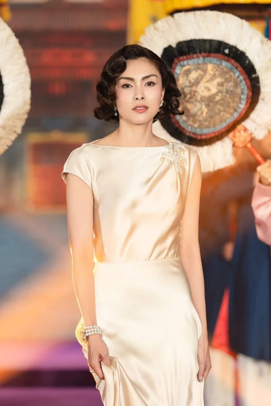Sóng gió bủa vây Hoàng hậu cuối cùng