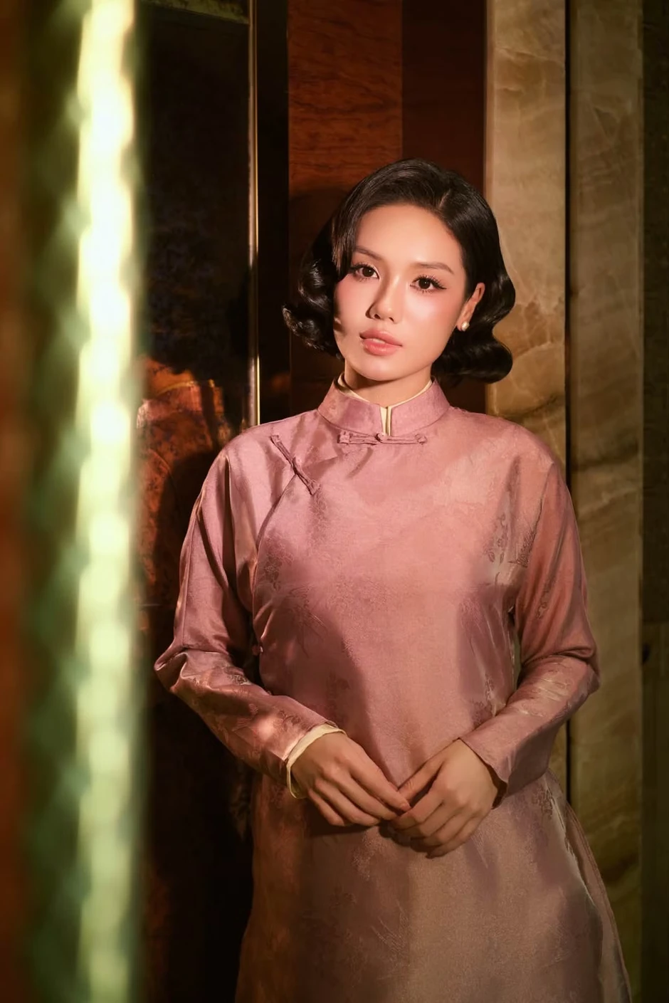 Sóng gió bủa vây Hoàng hậu cuối cùng