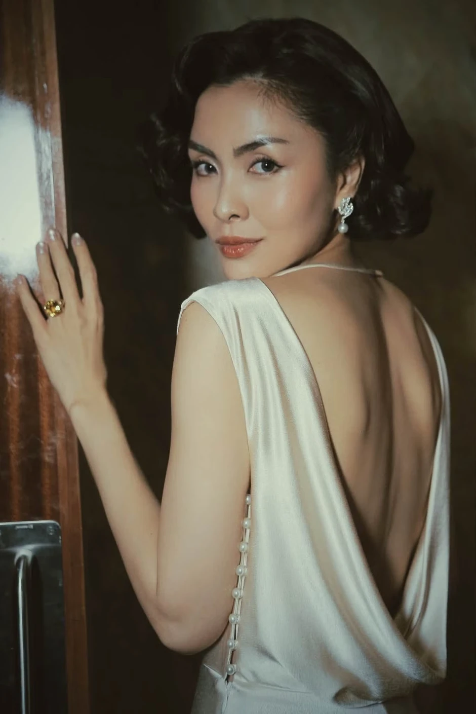 Sóng gió bủa vây Hoàng hậu cuối cùng