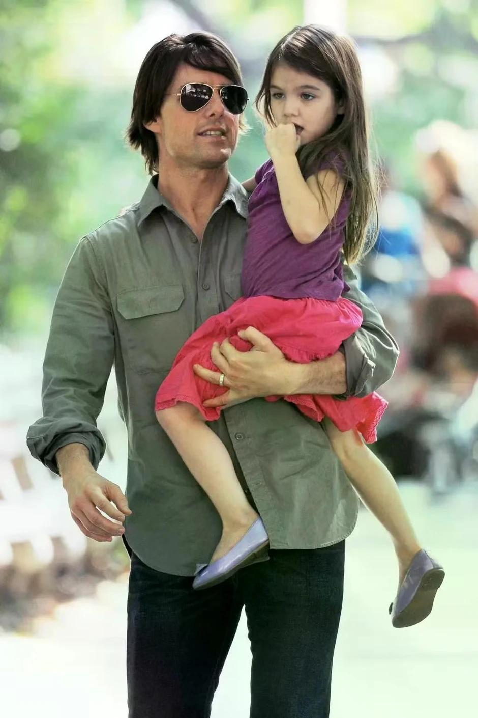 Suri chính thức bỏ họ Tom Cruise