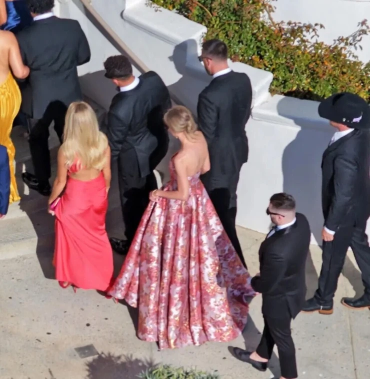 Taylor Swift và chồng mới cưới tay trong tay dự hôn lễ bạn thân Taylor Swift và chồng mới cưới tay trong tay dự hôn lễ bạn thân