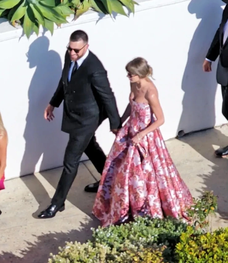 Taylor Swift và chồng mới cưới tay trong tay dự hôn lễ bạn thân Taylor Swift và chồng mới cưới tay trong tay dự hôn lễ bạn thân