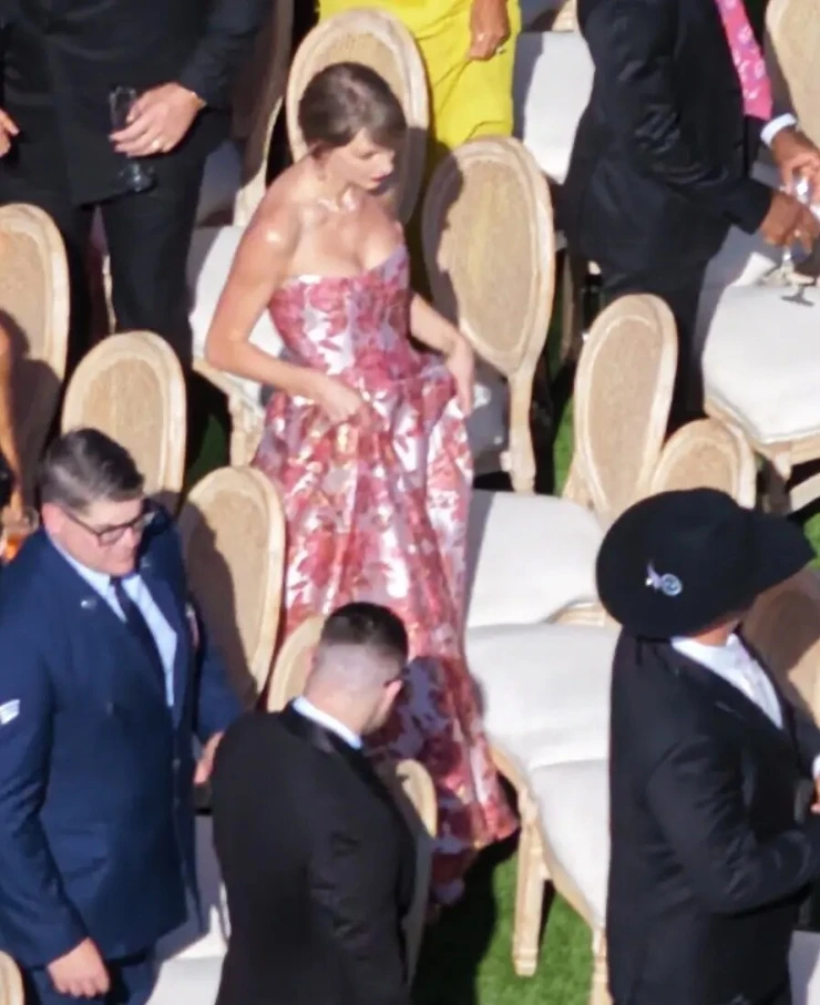 Taylor Swift và chồng mới cưới tay trong tay dự hôn lễ bạn thân Taylor Swift và chồng mới cưới tay trong tay dự hôn lễ bạn thân