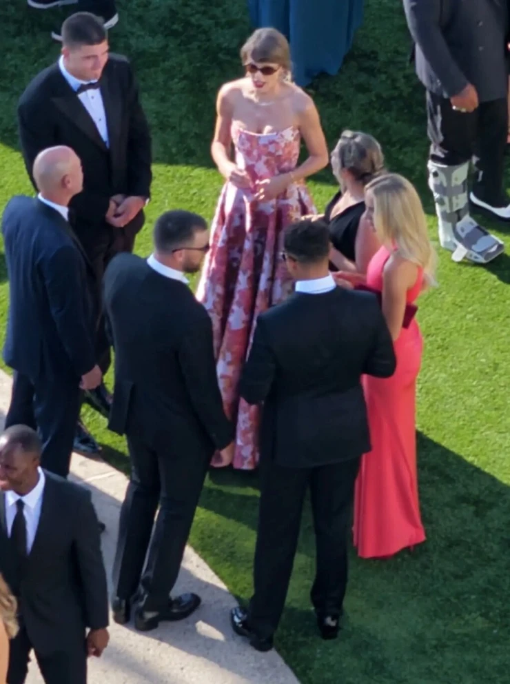 Taylor Swift và chồng mới cưới tay trong tay dự hôn lễ bạn thân Taylor Swift và chồng mới cưới tay trong tay dự hôn lễ bạn thân