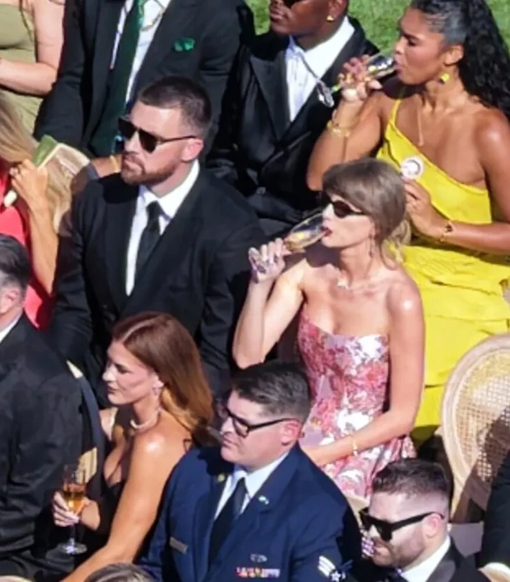 Taylor Swift và chồng mới cưới tay trong tay dự hôn lễ bạn thân Taylor Swift và chồng mới cưới tay trong tay dự hôn lễ bạn thân