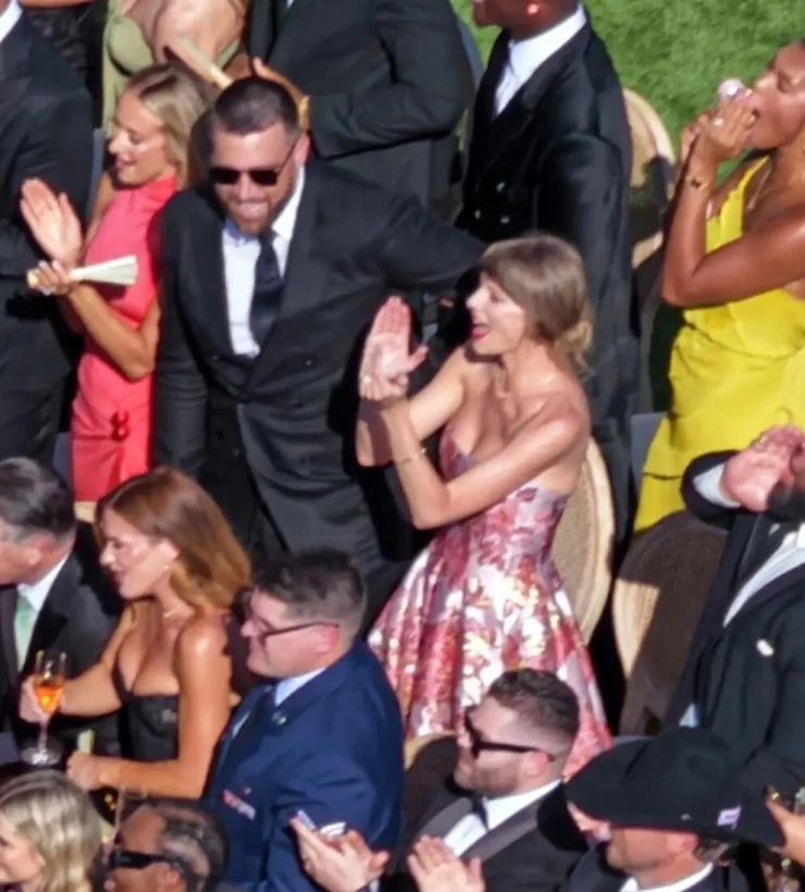 Taylor Swift và chồng mới cưới tay trong tay dự hôn lễ bạn thân Taylor Swift và chồng mới cưới tay trong tay dự hôn lễ bạn thân
