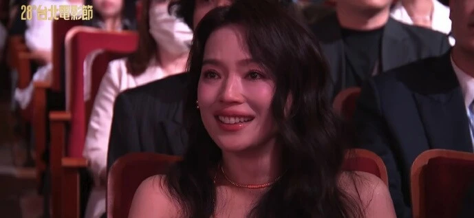 Thư Kỳ ngọt ngào như gái 20 trên thảm đỏ Thư Kỳ ngọt ngào như gái 20 trên thảm đỏ