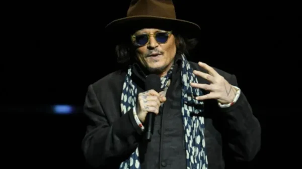 Johnny Depp Gây Bão Comic-Con 2026 Với Màn Trêu Đùa Cosplayer Edward Scissorhands kenhtingame com thumb johnny depp gay bao comic con 2026 voi man treu dua cosplayer edward scissorhands c3b11785086851705 940w