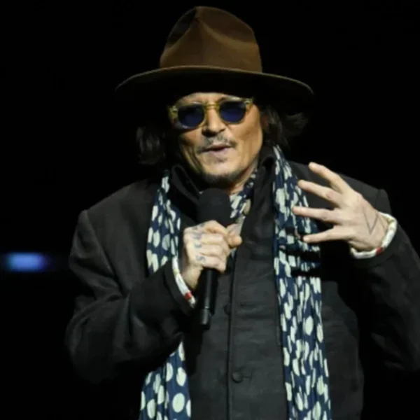 Johnny Depp Gây Bão Comic-Con 2026 Với Màn Trêu Đùa Cosplayer Edward Scissorhands kenhtingame com thumb johnny depp gay bao comic con 2026 voi man treu dua cosplayer edward scissorhands c3b11785086851705 940w