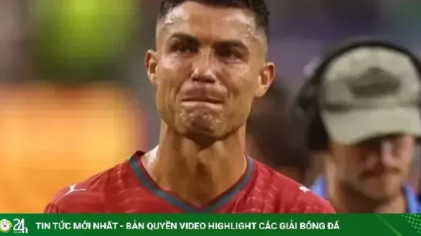 Ronaldo tặng ca sĩ nghiệp dư giày thi đấu kenhtingame com thumb ronaldo tang ca si nghiep du giay thi dau 191e1783772187710 940w