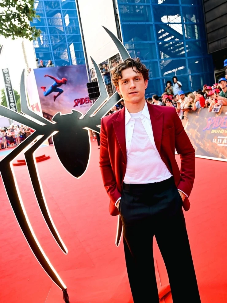 Tom Holland thừa nhận từng xấu hổ khi quảng bá một số bộ phim của mình