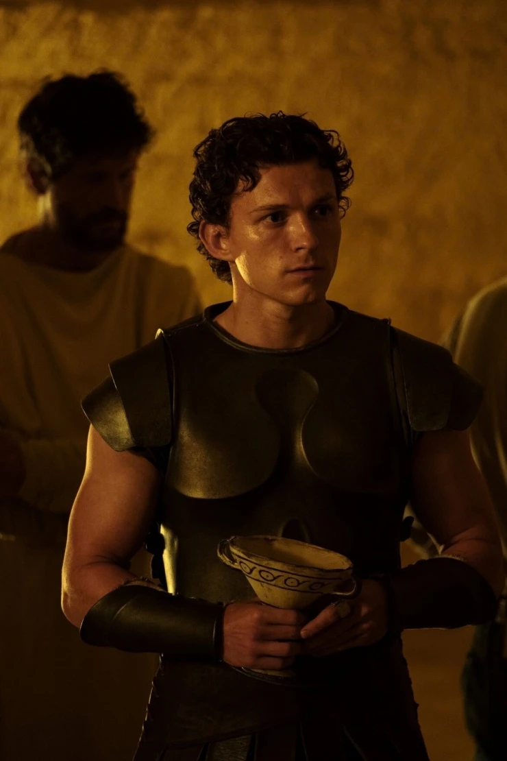 Tom Holland thừa nhận từng xấu hổ khi quảng bá một số bộ phim của mình