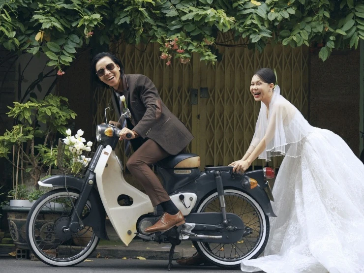 Việt Hương mặc đầm xẻ ngực sâu kỷ niệm 20 năm cưới