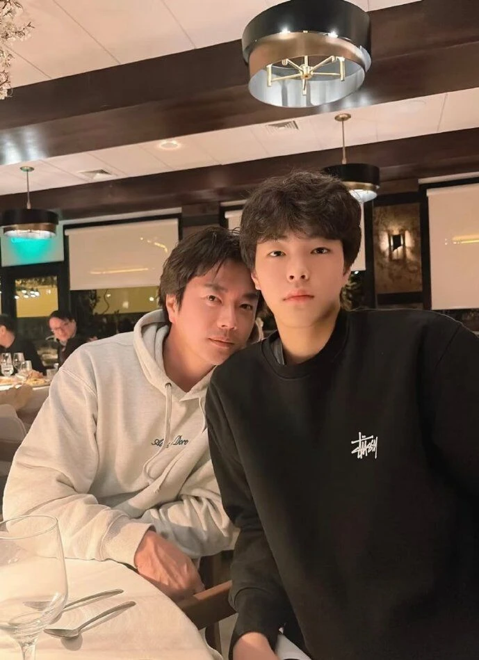 Visual gây sốt của con trai Kwon Sang Woo