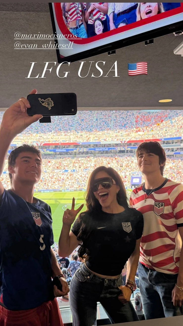 Vợ chồng Jeff Bezos thất vọng nhìn tuyển Mỹ bị loại khỏi World Cup Vợ chồng Jeff Bezos thất vọng nhìn tuyển Mỹ bị loại khỏi World Cup