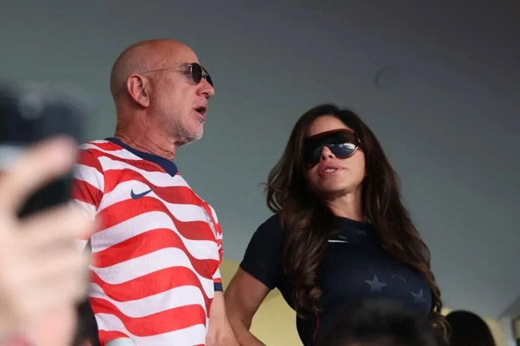 Vợ chồng Jeff Bezos thất vọng nhìn tuyển Mỹ bị loại khỏi World Cup Vợ chồng Jeff Bezos thất vọng nhìn tuyển Mỹ bị loại khỏi World Cup