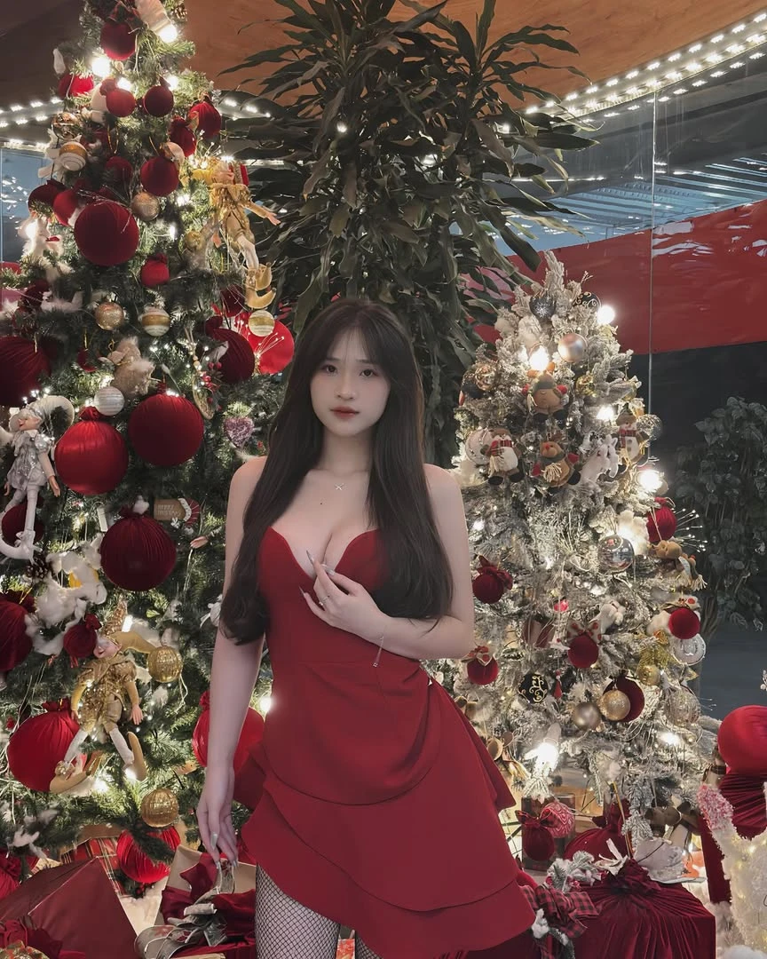 "Xả ảnh" biển trước khi hết hè, nàng hot girl xinh đẹp "đốn tim" người xem với vóc dáng ấn tượng