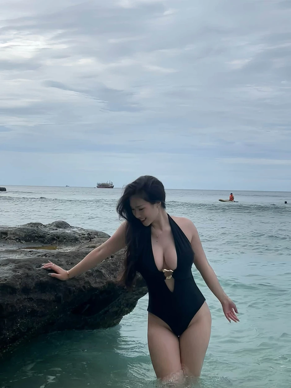 "Xả ảnh" biển trước khi hết hè, nàng hot girl xinh đẹp "đốn tim" người xem với vóc dáng ấn tượng