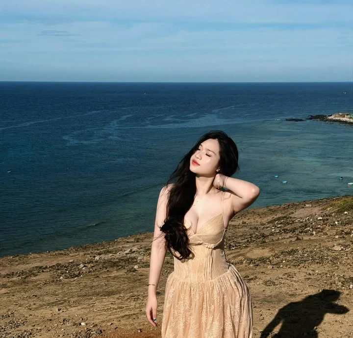 "Xả ảnh" biển trước khi hết hè, nàng hot girl xinh đẹp "đốn tim" người xem với vóc dáng ấn tượng