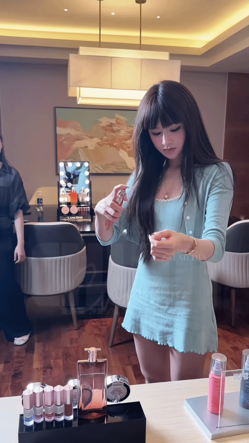 Ai cũng tưởng Hiền Hồ là Kim Ji Won Ai cũng tưởng Hiền Hồ là Kim Ji Won