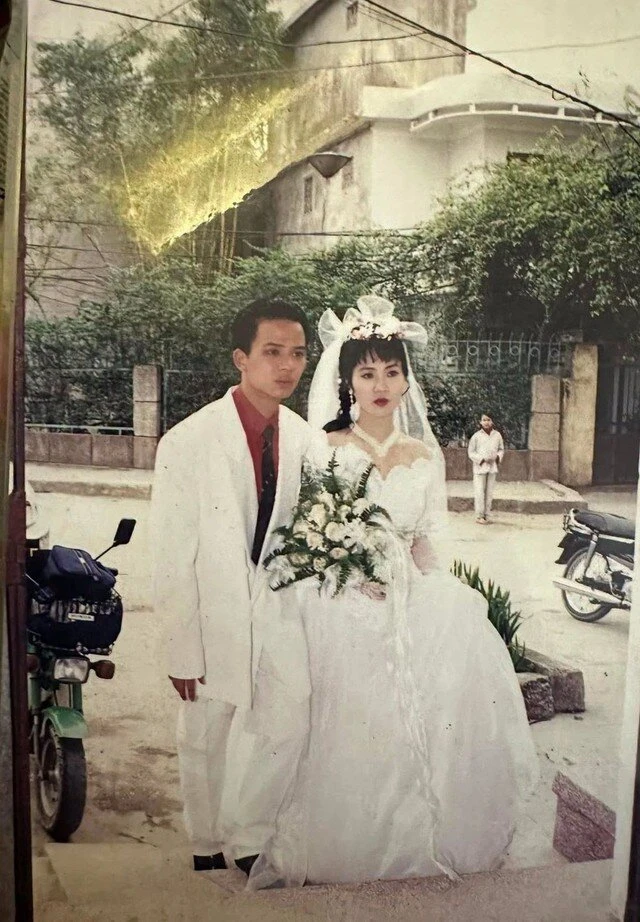 Ảnh cưới NSƯT Nguyệt Hằng - Anh Tuấn cách đây 30 năm gây sốt Ảnh cưới NSƯT Nguyệt Hằng - Anh Tuấn cách đây 30 năm gây sốt