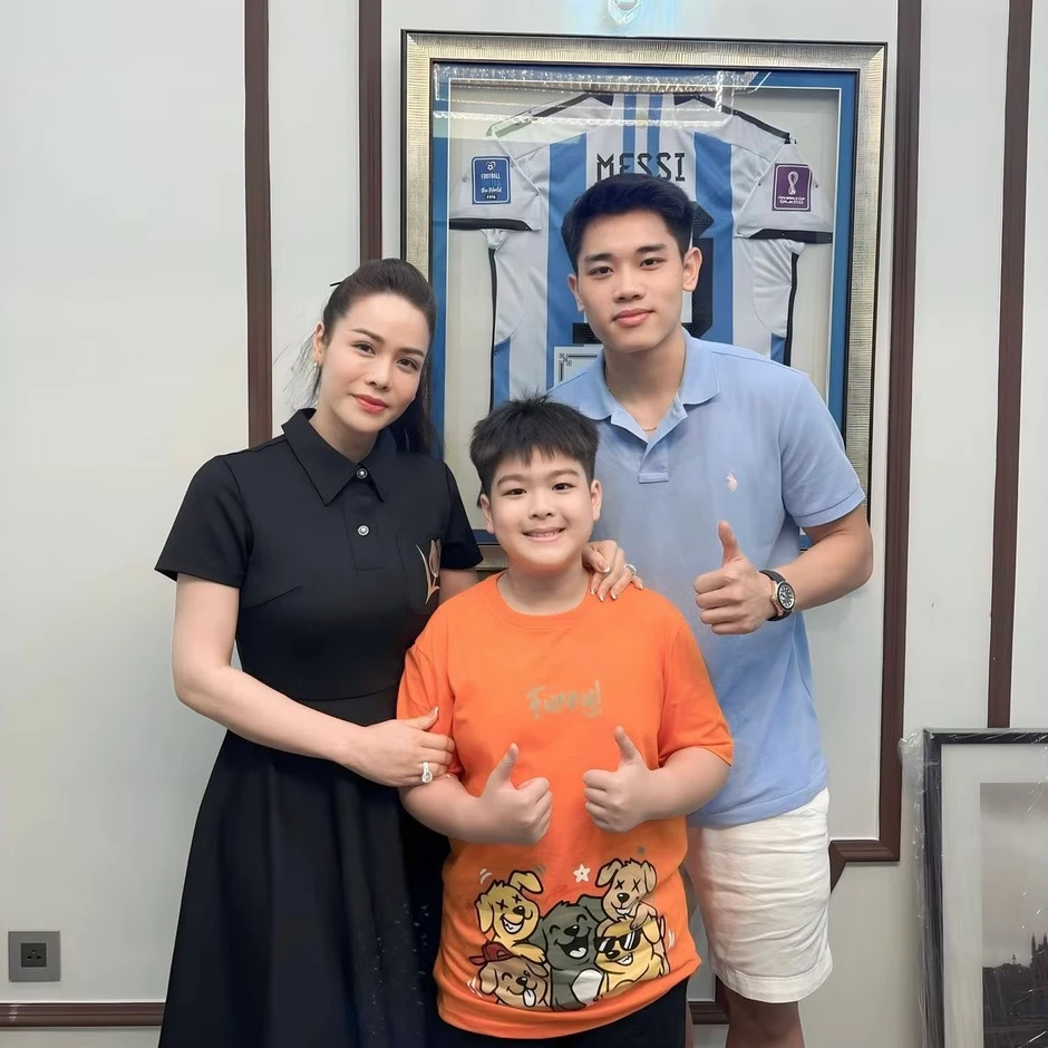 Ảnh gây sốt của Nhật Kim Anh và Đình Bắc