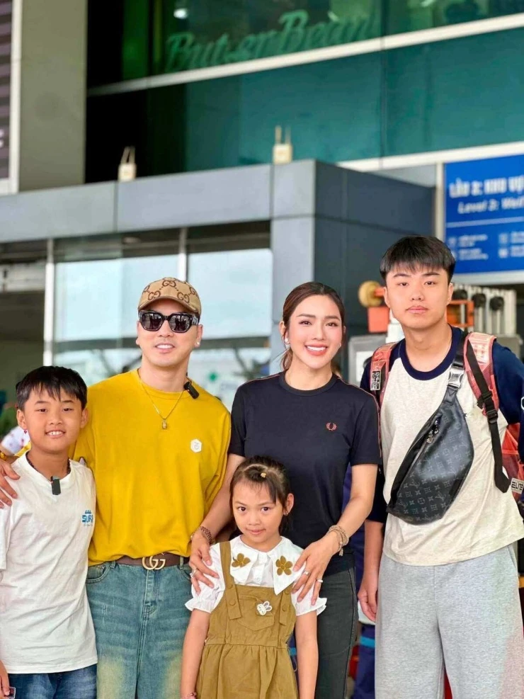 Ảnh sao 11/8: Bạn gái thiếu gia Sơn Kim khờ người chạy deadline Ảnh sao 11/8: Bạn gái thiếu gia Sơn Kim khờ người chạy deadline