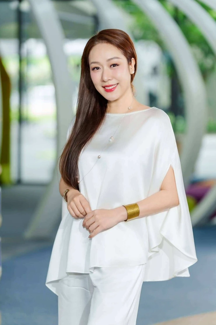 Ảnh sao 14/8: Trấn Thành nhìn bà xã Hari Won đắm đuối Ảnh sao 14/8: Trấn Thành nhìn bà xã Hari Won đắm đuối